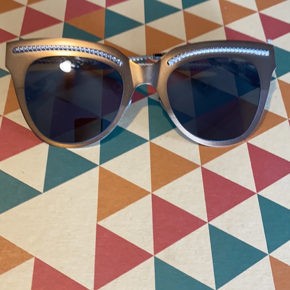 Authentic BOTTEGA VENETA SUNGLASSES 🕶 - Picture 3 of 9